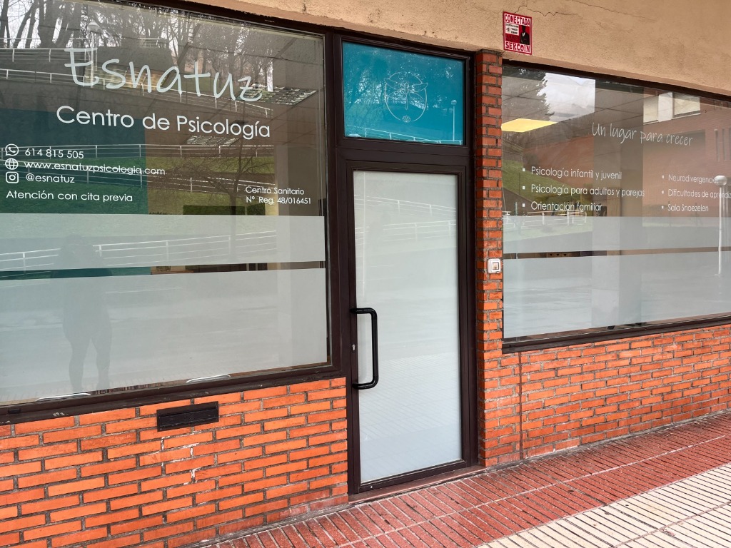 Fachada del Centro de Psicología Esnatuz en Bilbao